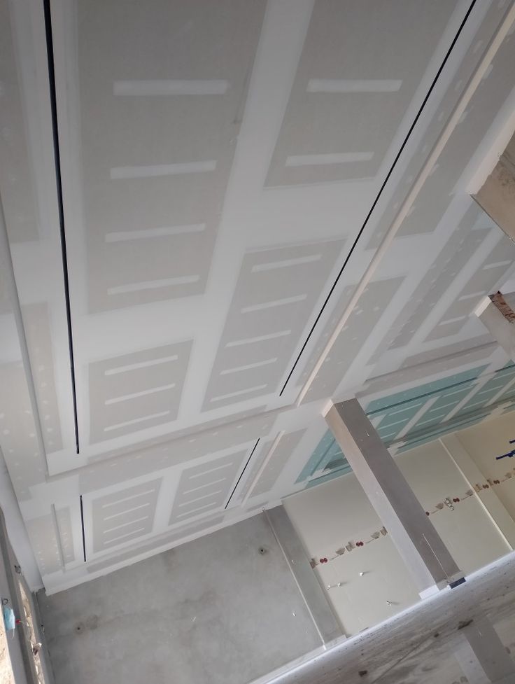 Teto de Pladur com desenho geométrico em fase de acabamento